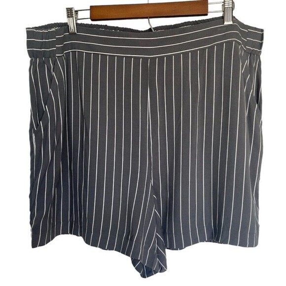 Nine West Women's Shorts XXL Gray Striped Pull On Rayon - Picture 1 of 11